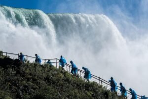 Únase a Pakari Tour en un viaje para experimentar el esplendor de las Cataratas del Niágara, una de las mayores maravillas naturales del mundo y una visita obligada en la lista de deseos de todos.